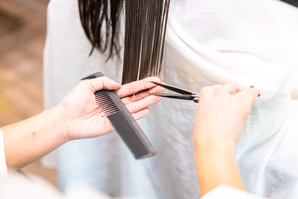 縮毛矯正でパサパサ髪に悩む方へ|神奈川県横浜市の髪質改善専門サロン「サンテ東神奈川」